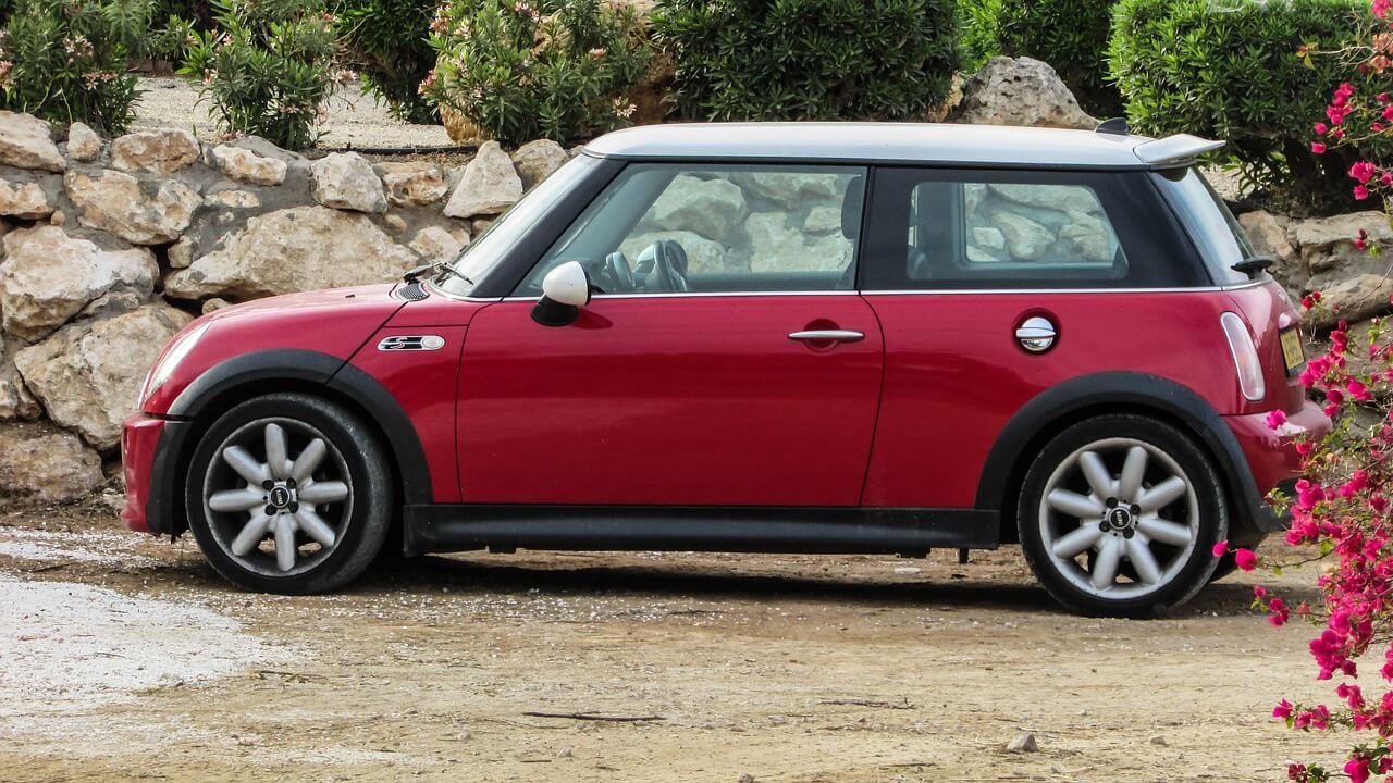 MINI Cooper 3-Door Red with white roof